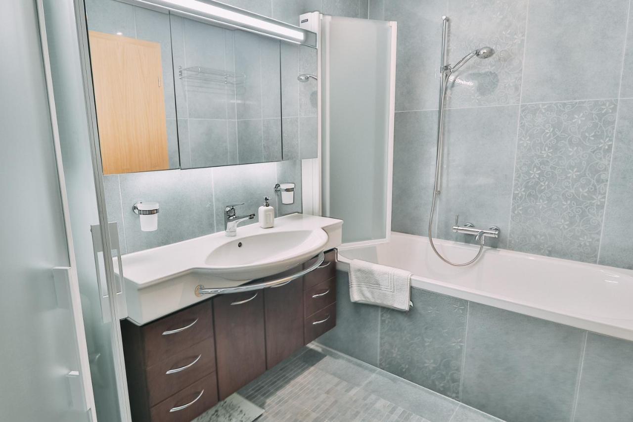 Seehaus Lake View 3-Bedroom Apartment Iseltwald Esterno foto